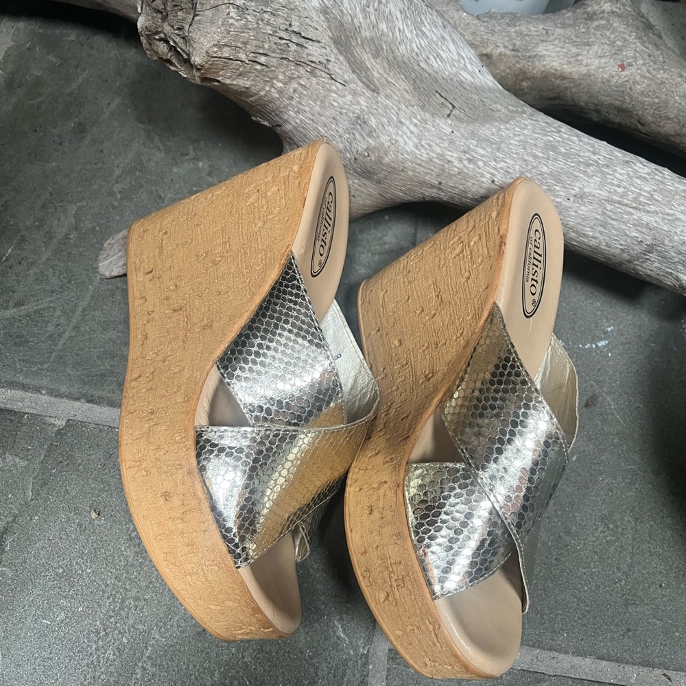 Callisto of California gold wedge Sz 8